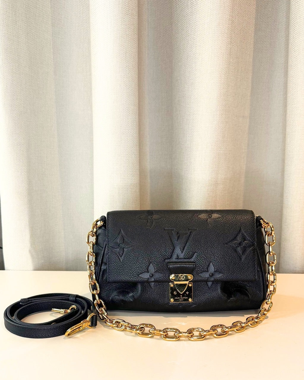 Louis Vuitton Favorite Schwarz