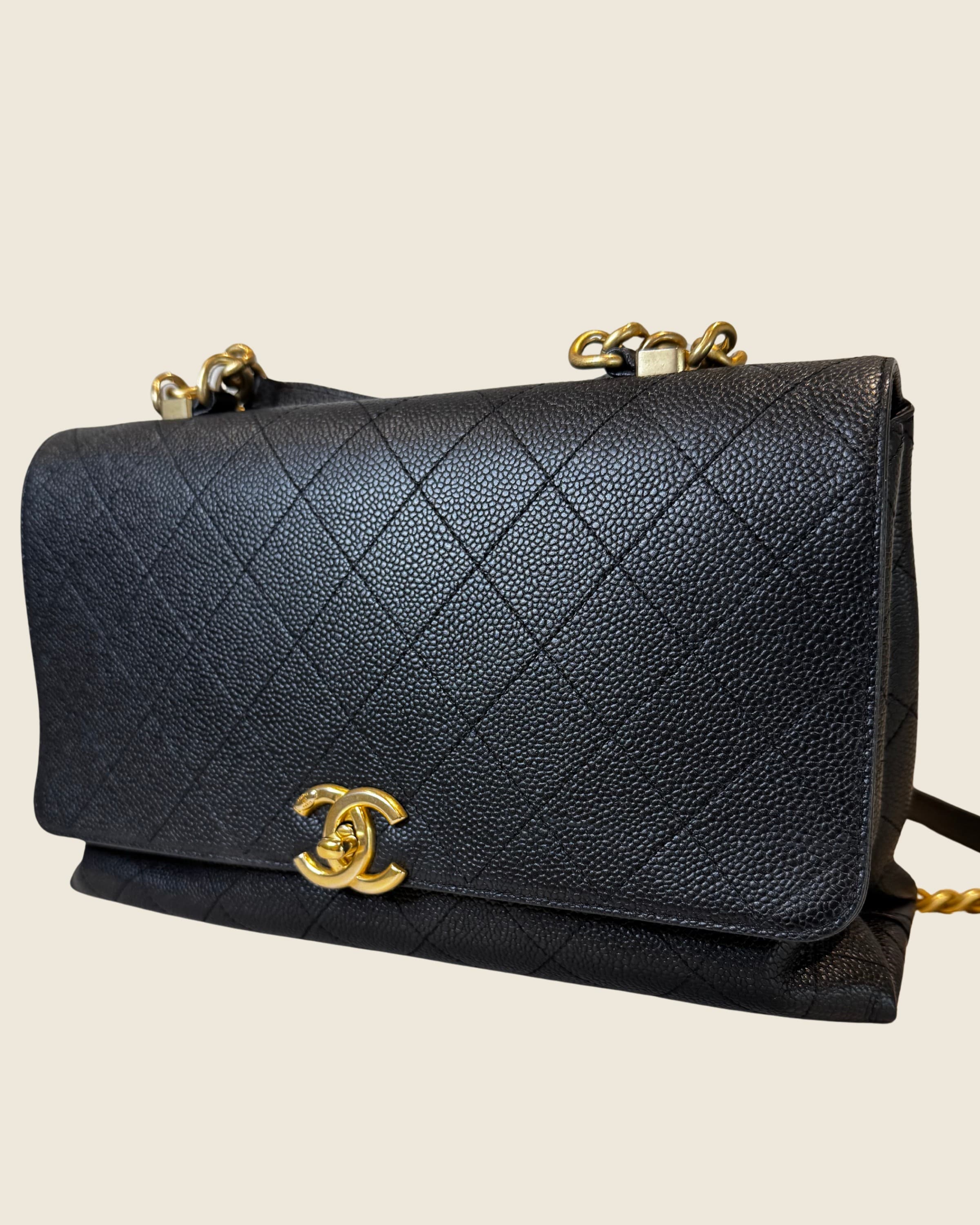 Zwarte Chanel Chic Affinity Flap Bag Medium met vintage gouden hardware zijkant