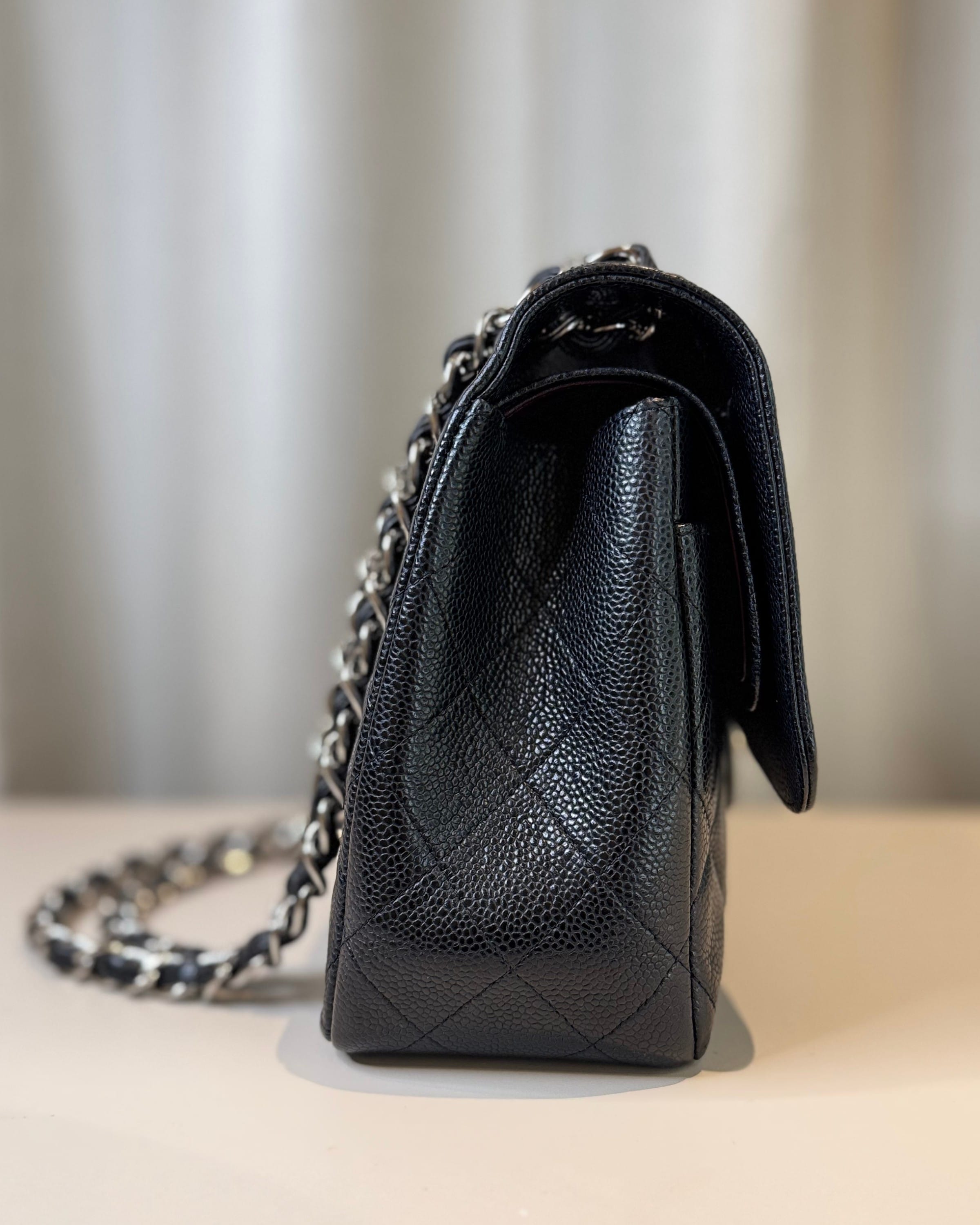 Chanel Jumbo Double Flap Bag caviar leer textuur close-up