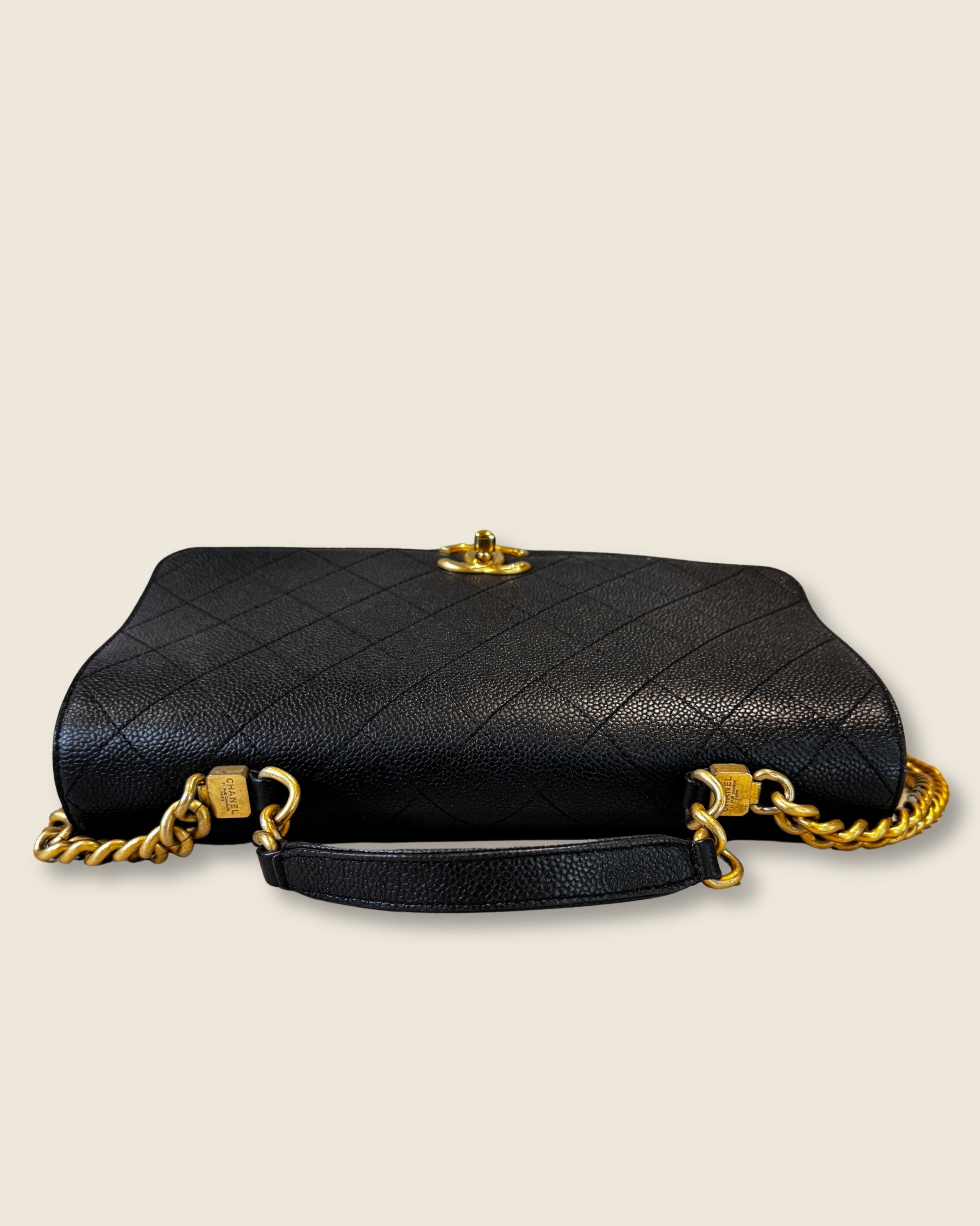 Chanel gouden vintage hardware detail