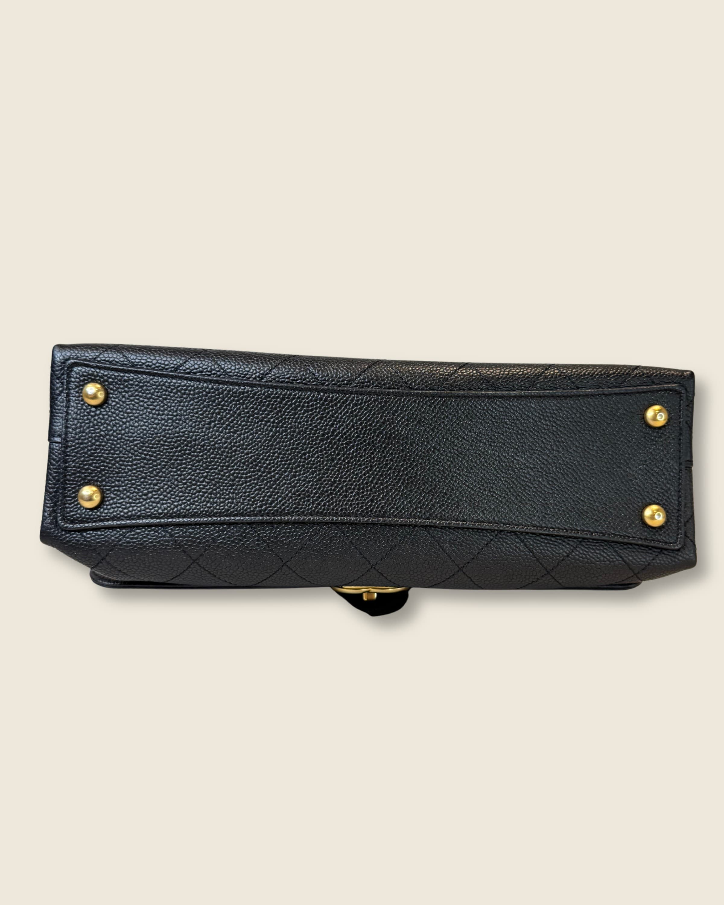 tweedehands chanel chic tas onderkant