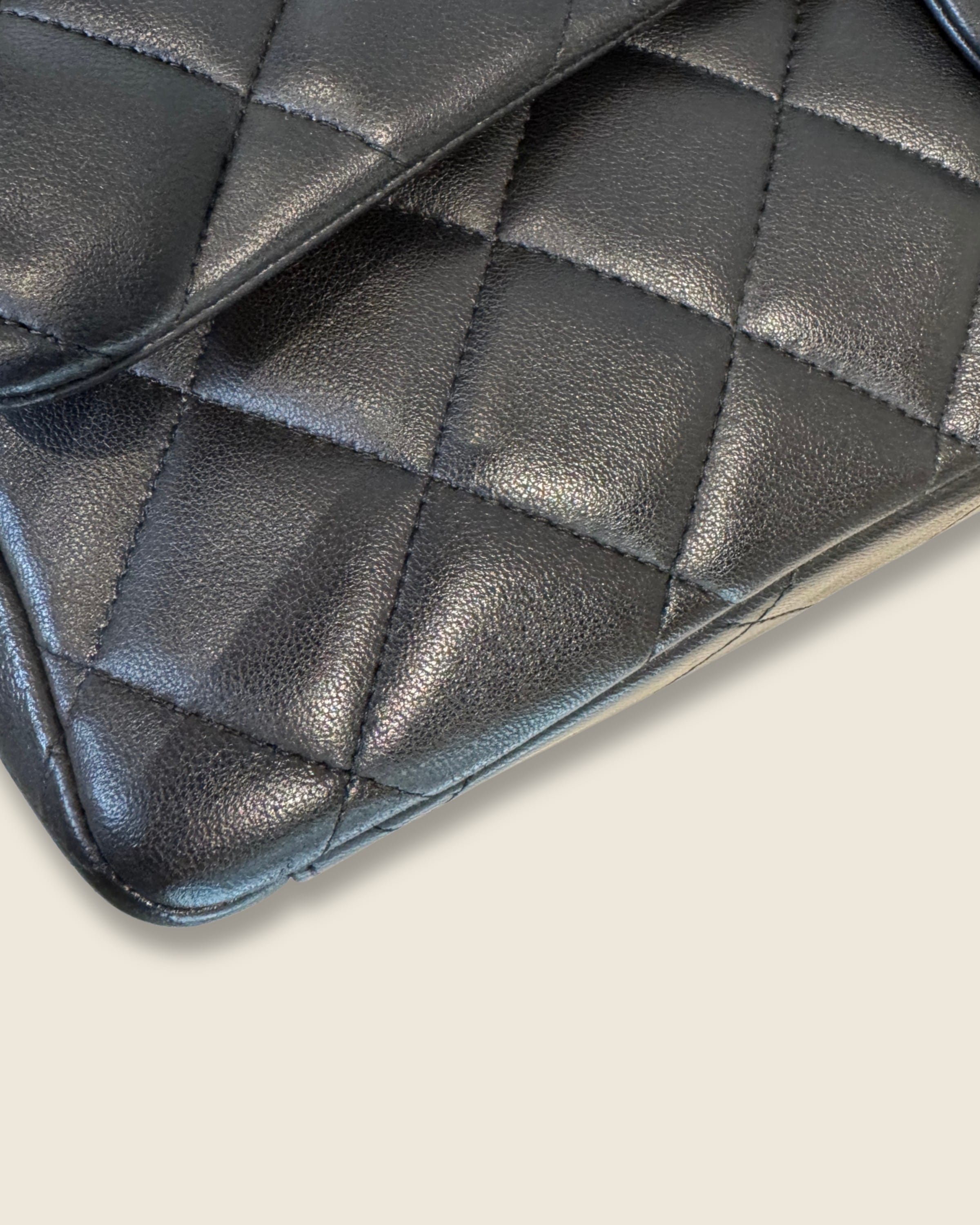 Chanel Double Flap maxi Bag zwart lamsleer details