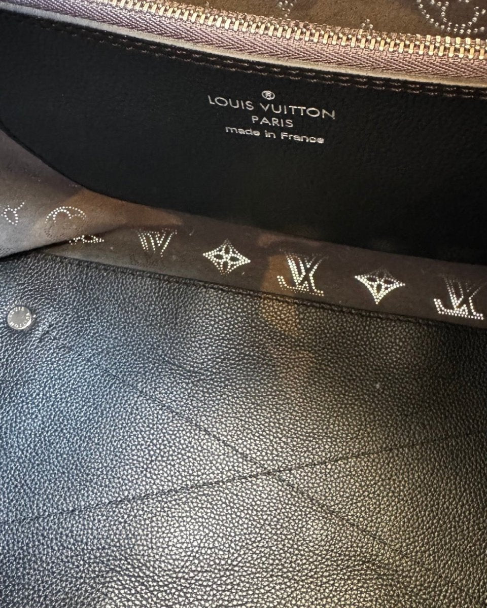 Louis Vuitton - Carmel Hobo Bag Zwart - Preloved Pieces