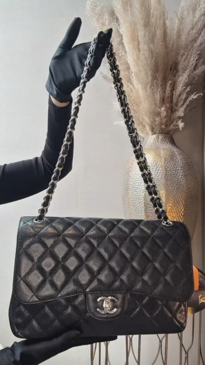 Tweedehands Chanel Jumbo Double Flap Bag zwart caviar leer close-up