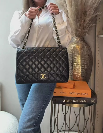 Chanel Maxi Classic Double Flap Bag zwart lamsleer details preloved