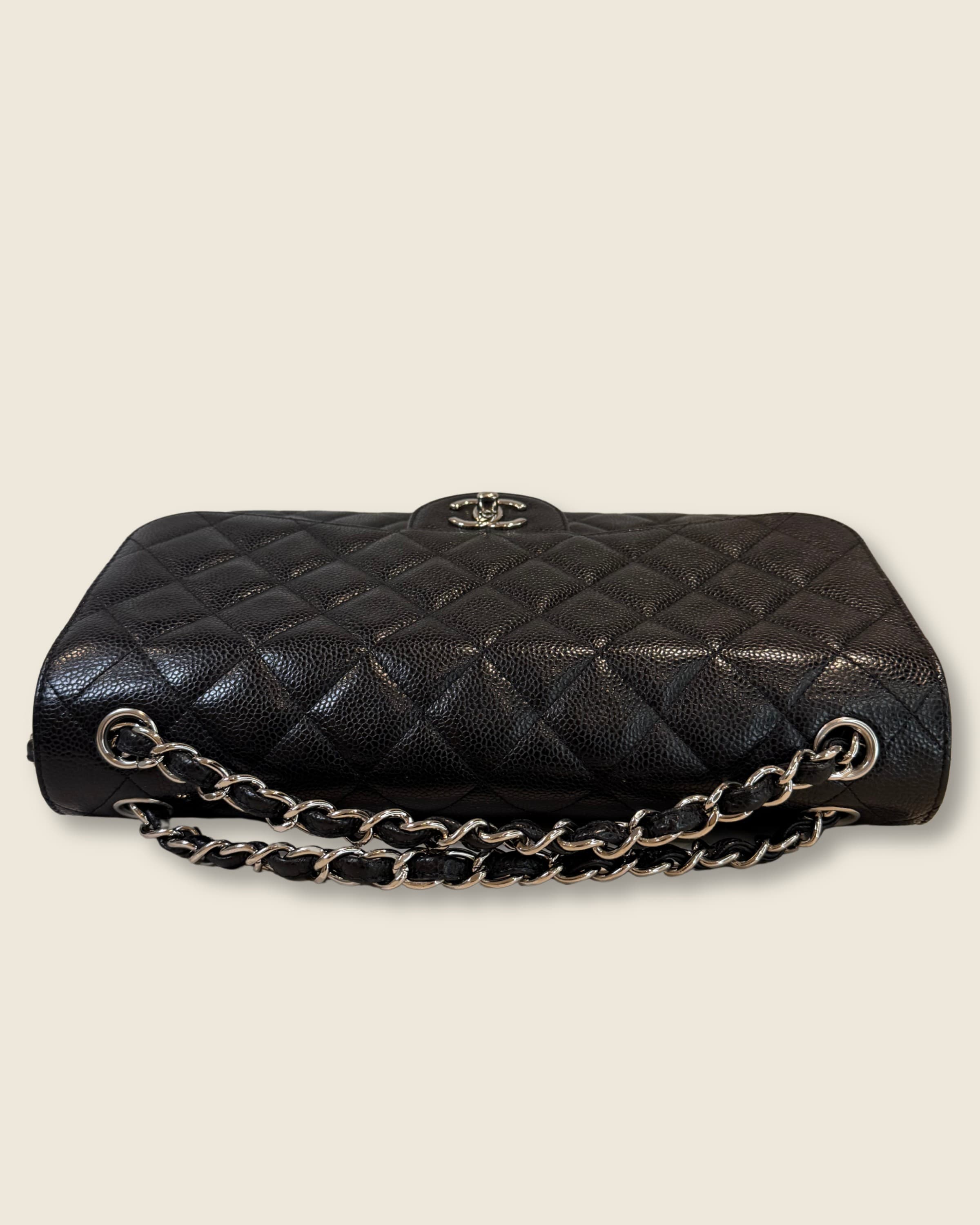 Chanel Jumbo Double Flap Bag caviar zwart kleur en textuur detail
